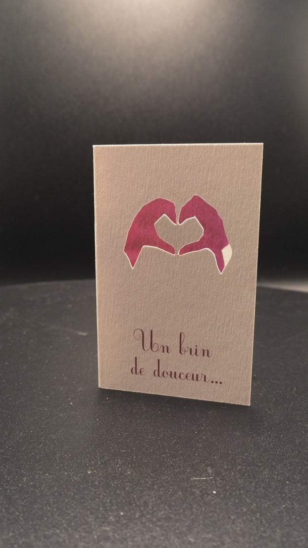 mini carte en papercut, modèle coeur mains