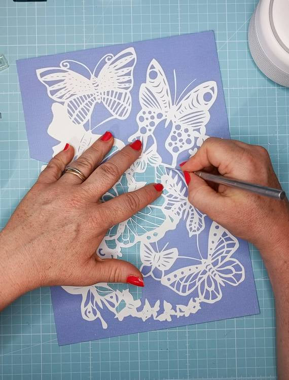 Envie de pratiquer une activité manuelle facile pour adulte ? Cardamine Papercut propose des modèles à réaliser faciles et apaisants, video demo paper cutting, papercut